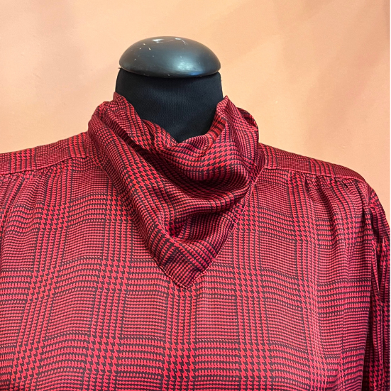 Camicia Valentino anni ’90 in Principe di Galles e collo foulard