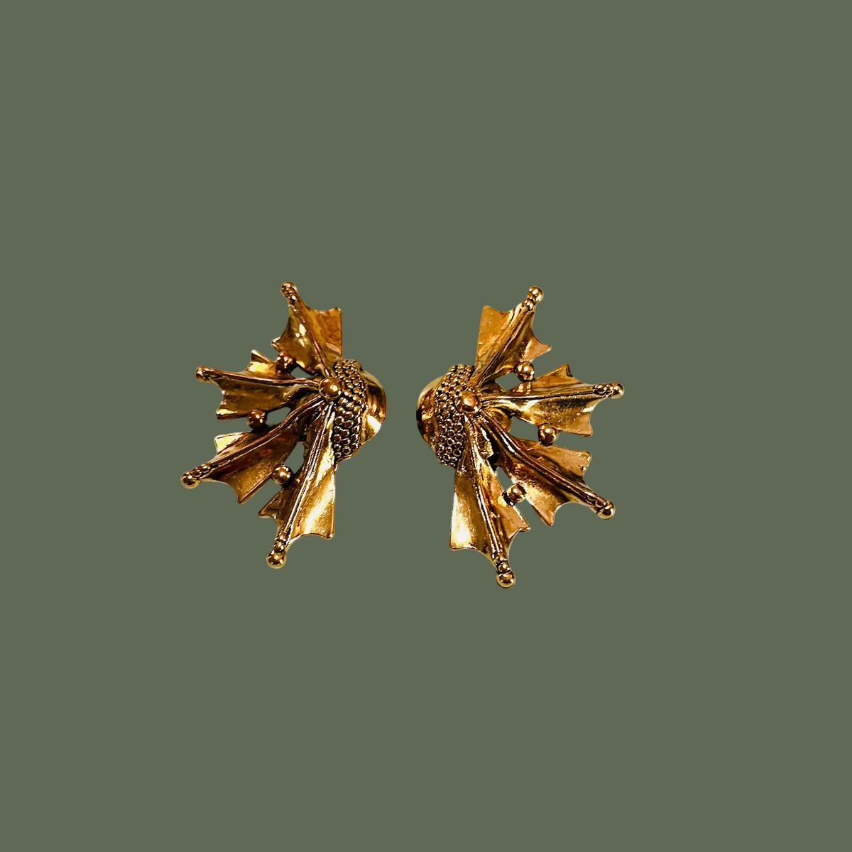 Orecchini vintage scultorei in metallo dorato – Anni '80