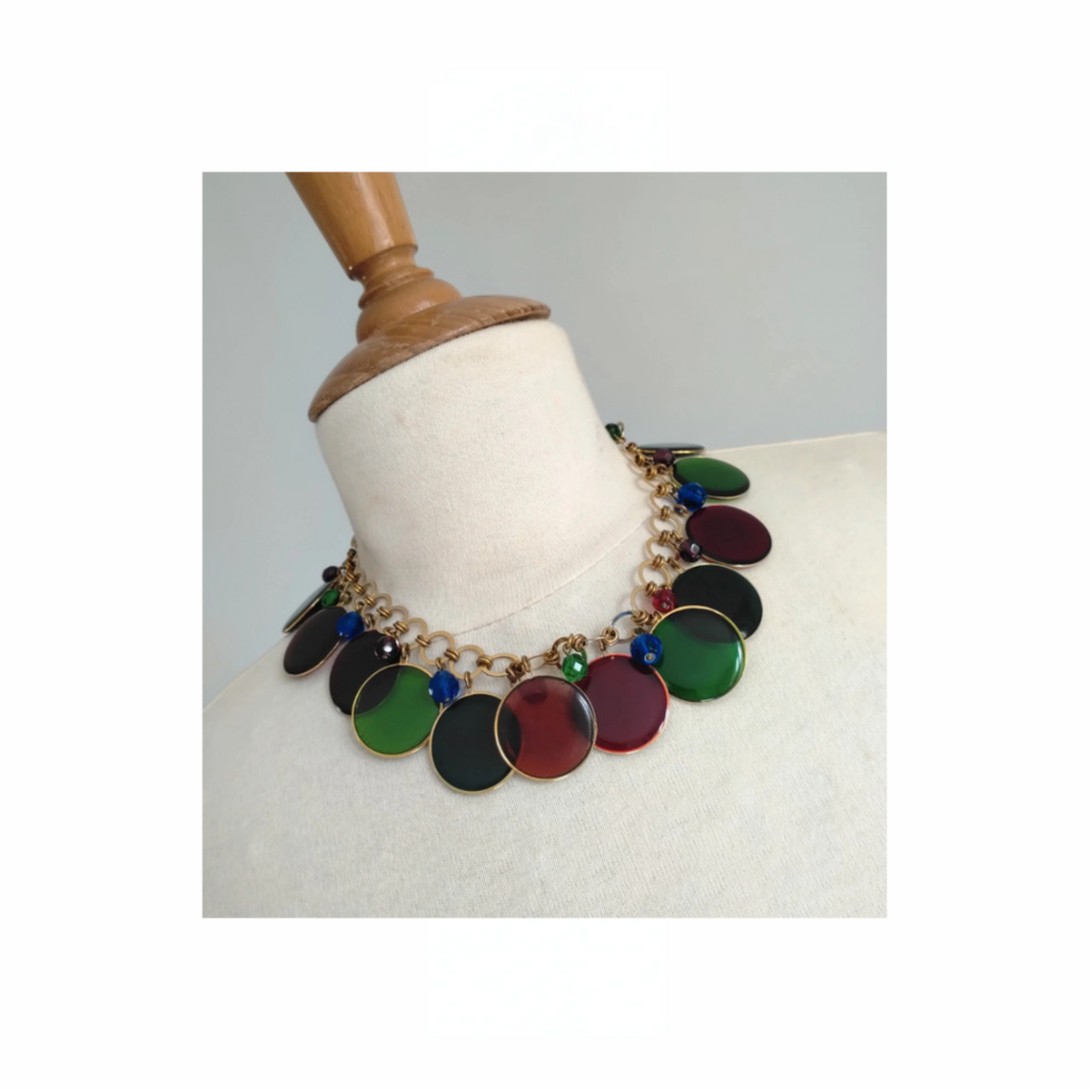 Collana girocollo anni '80 in metallo dorato con ciondoli colorati