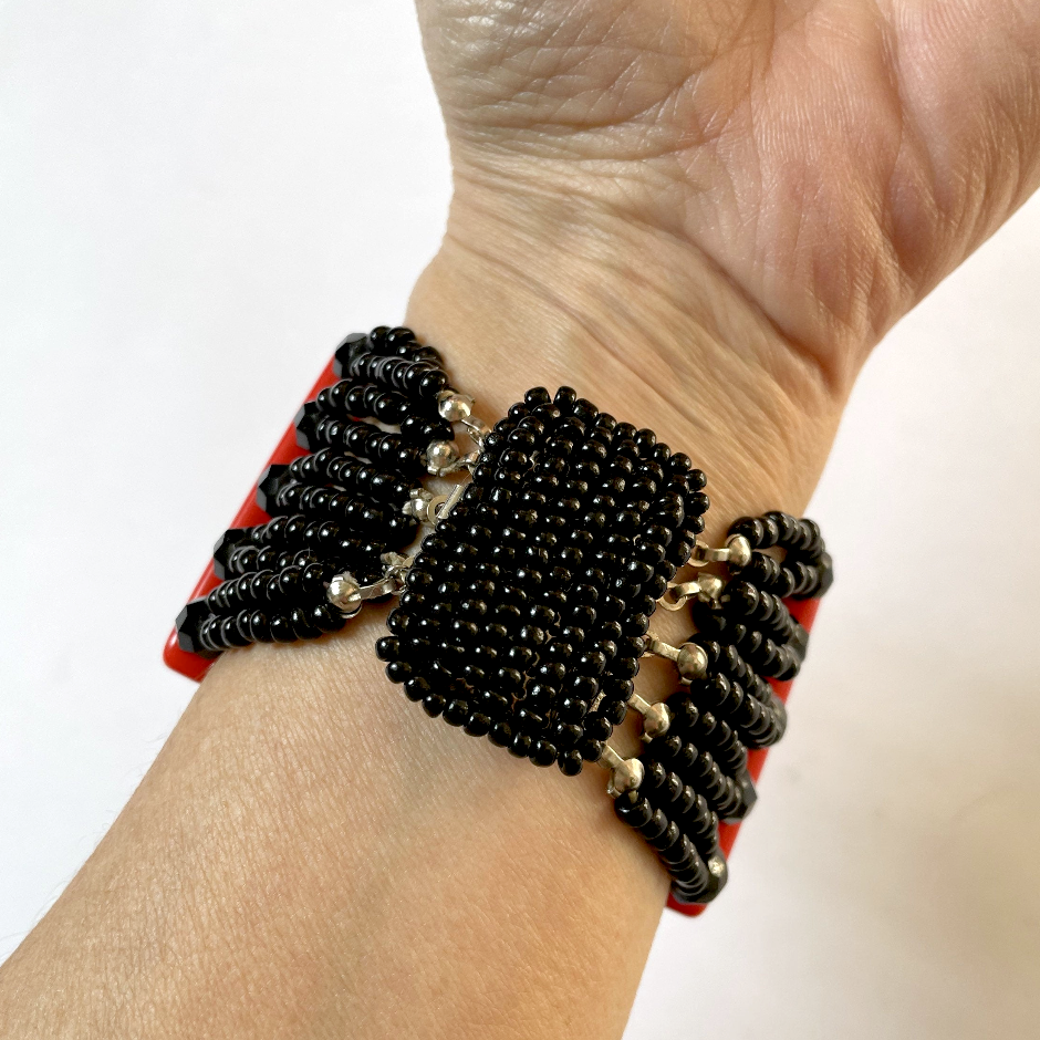 Sharra Pagano  Bracciale Sharra Pagano in vetro e perline nere — anni ’80