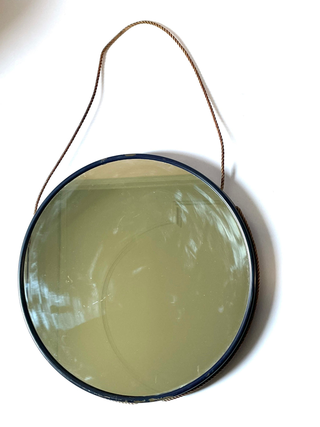 Round Mirror  Specchio rotondo con cornice in metallo brunito — anni ’50