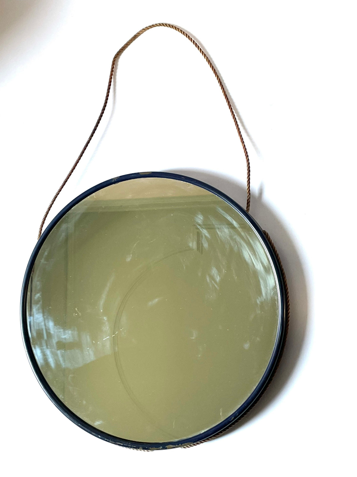 Round Mirror  Specchio rotondo con cornice in metallo brunito — anni ’50