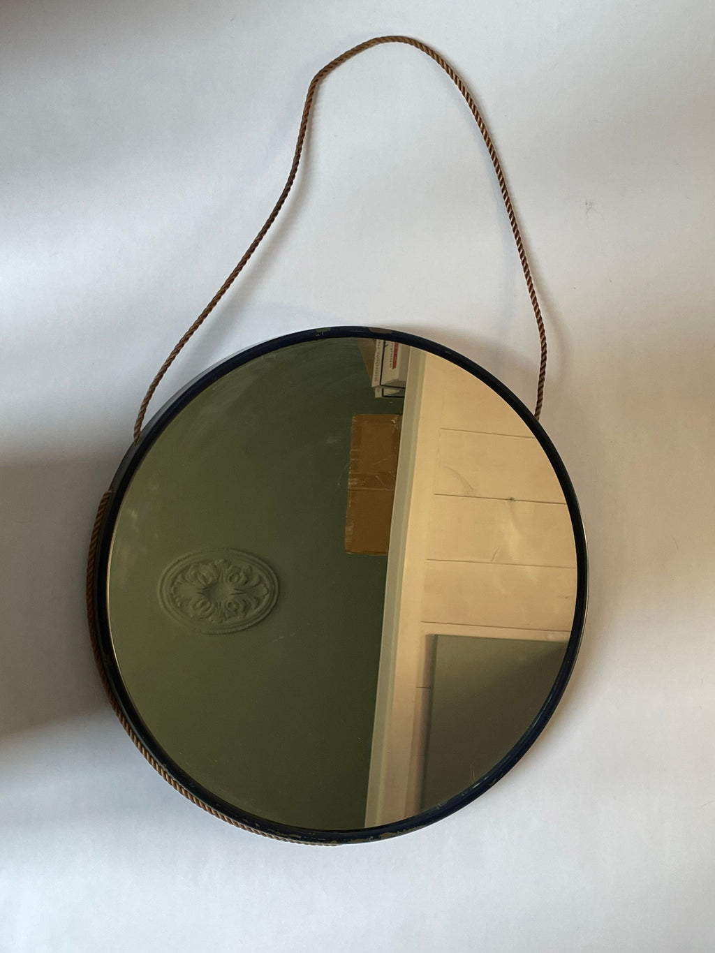 Round Mirror  Specchio rotondo con cornice in metallo brunito — anni ’50