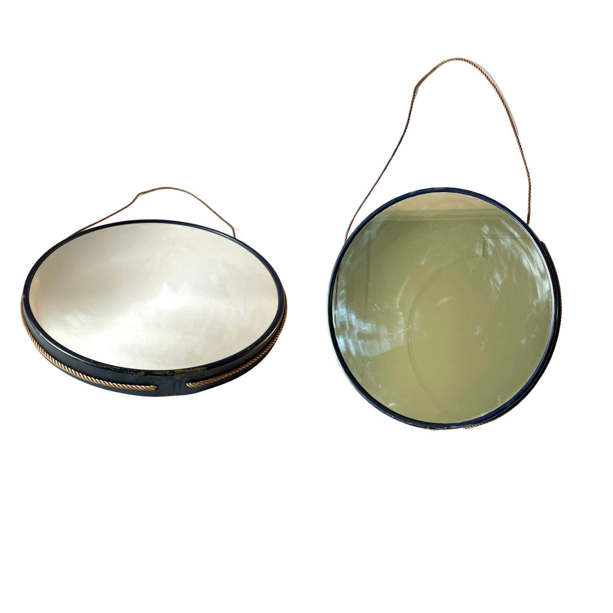 Round Mirror  Specchio rotondo con cornice in metallo brunito — anni ’50
