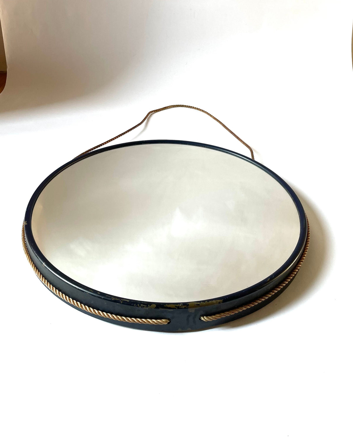 Round Mirror  Specchio rotondo con cornice in metallo brunito — anni ’50