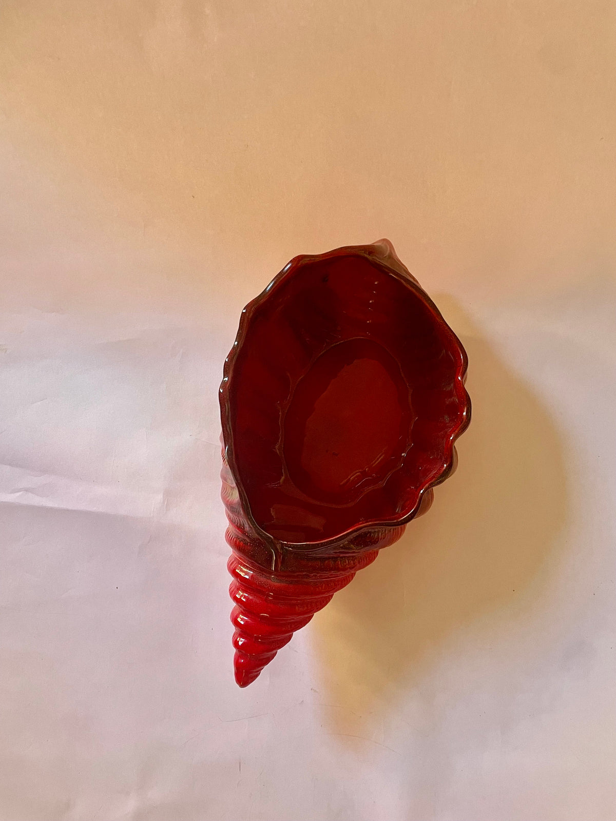 Vaso italiano anni ’70 in porcellana rossa a forma di conchiglia