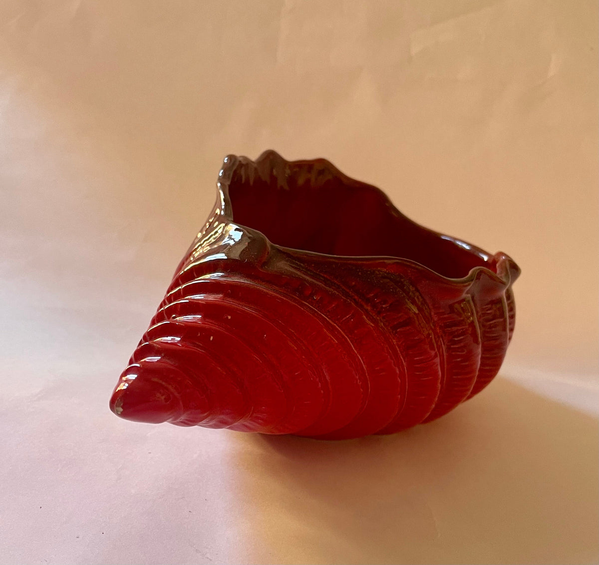Vaso italiano anni ’70 in porcellana rossa a forma di conchiglia