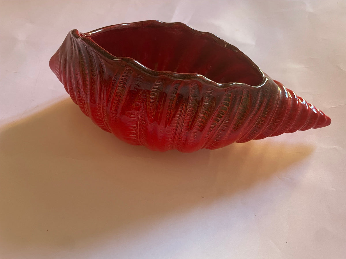 Vaso italiano anni ’70 in porcellana rossa a forma di conchiglia