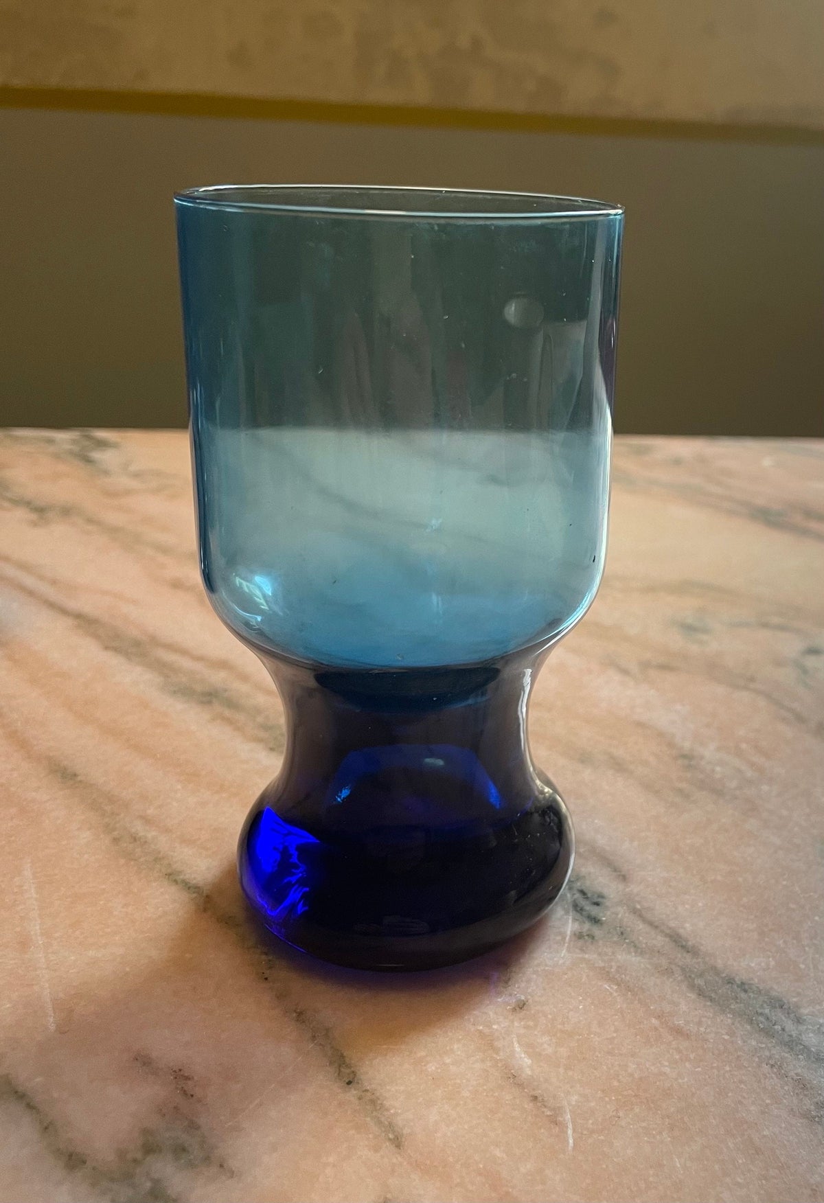 Table Blue  Servizio italiano di bicchieri e caraffe in vetro blu — anni ’70