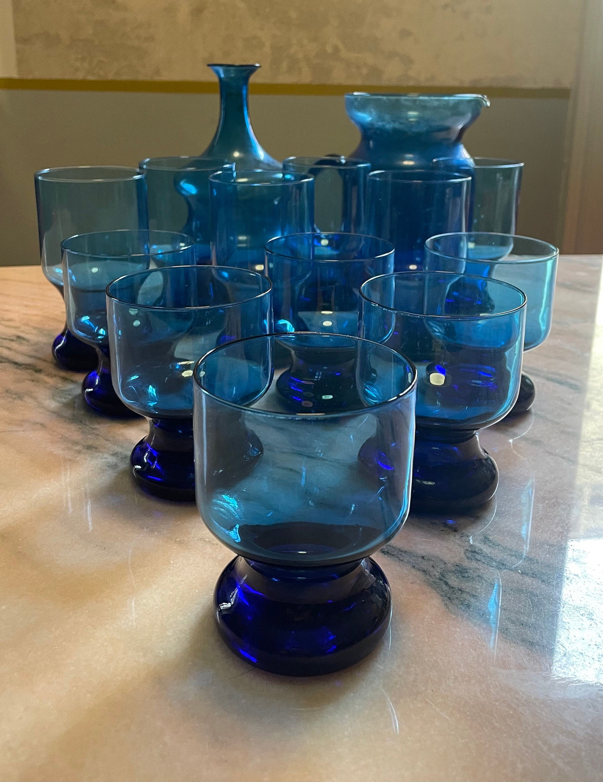 Table Blue  Servizio italiano di bicchieri e caraffe in vetro blu — anni ’70