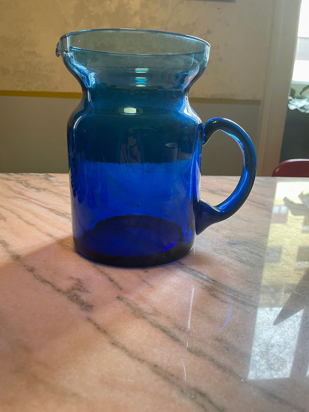 Table Blue  Servizio italiano di bicchieri e caraffe in vetro blu — anni ’70