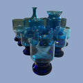 Table Blue  Servizio italiano di bicchieri e caraffe in vetro blu — anni ’70
