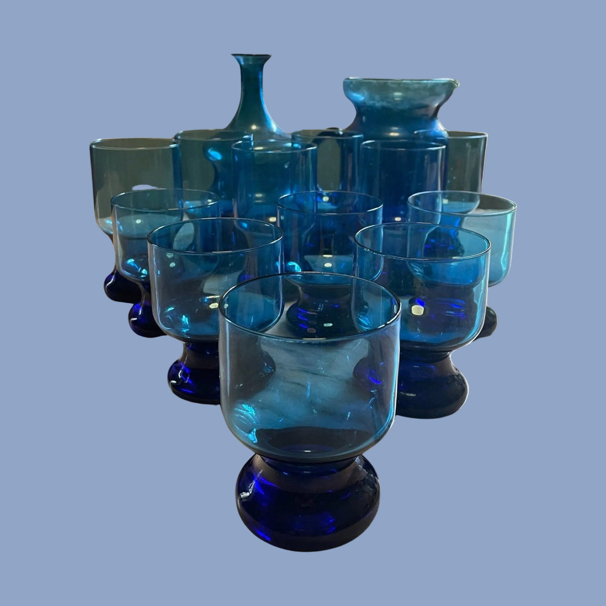 Table Blue  Servizio italiano di bicchieri e caraffe in vetro blu — anni ’70