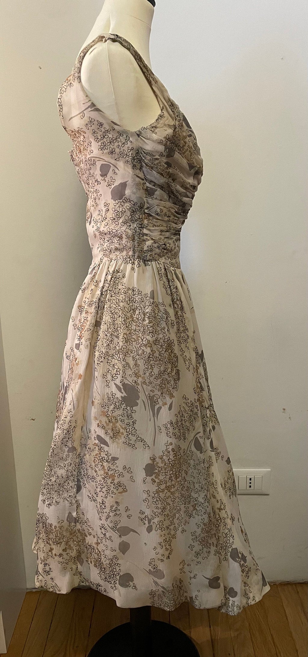 Abito da cocktail anni ’50 in chiffon di seta floreale con bustier plissé