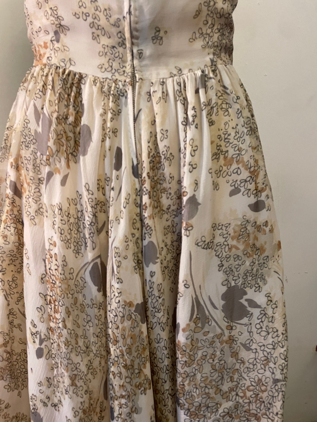 Abito da cocktail anni ’50 in chiffon di seta floreale con bustier plissé
