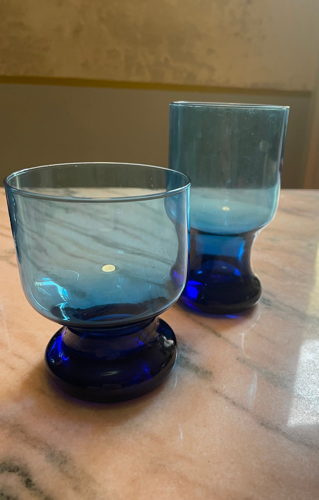 Table Blue  Servizio italiano di bicchieri e caraffe in vetro blu — anni ’70