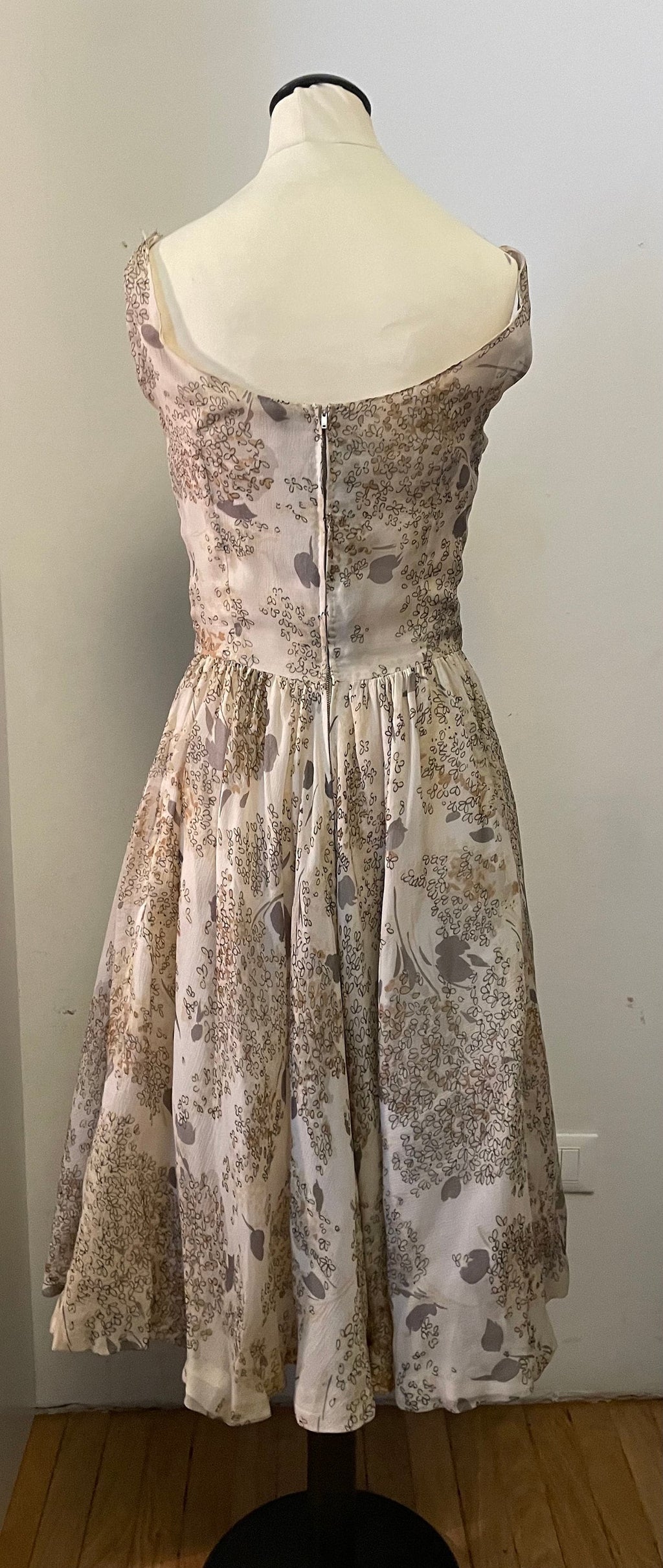Abito da cocktail anni ’50 in chiffon di seta floreale con bustier plissé