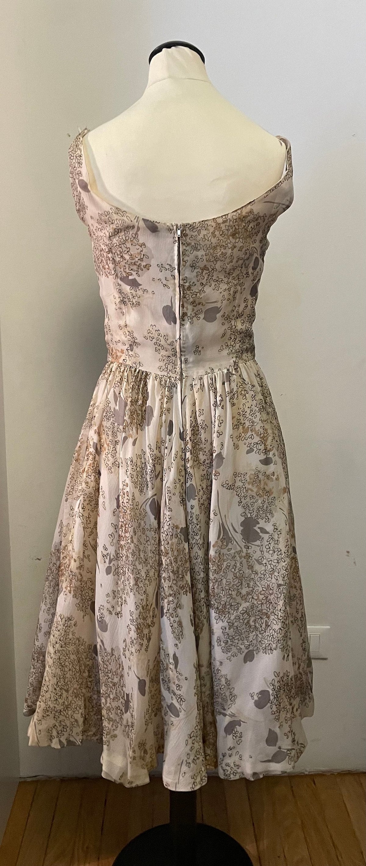 Abito da cocktail anni ’50 in chiffon di seta floreale con bustier plissé
