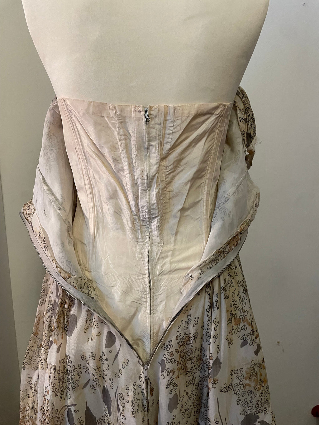 Abito da cocktail anni ’50 in chiffon di seta floreale con bustier plissé