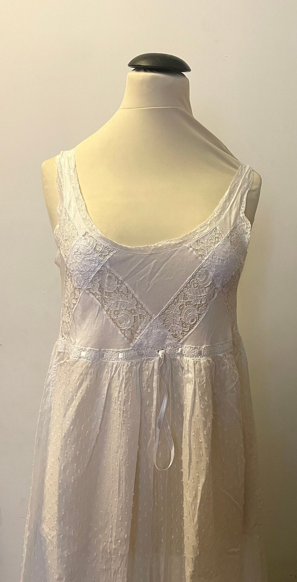 Camicia da notte in plumetis e pizzo anni ’80