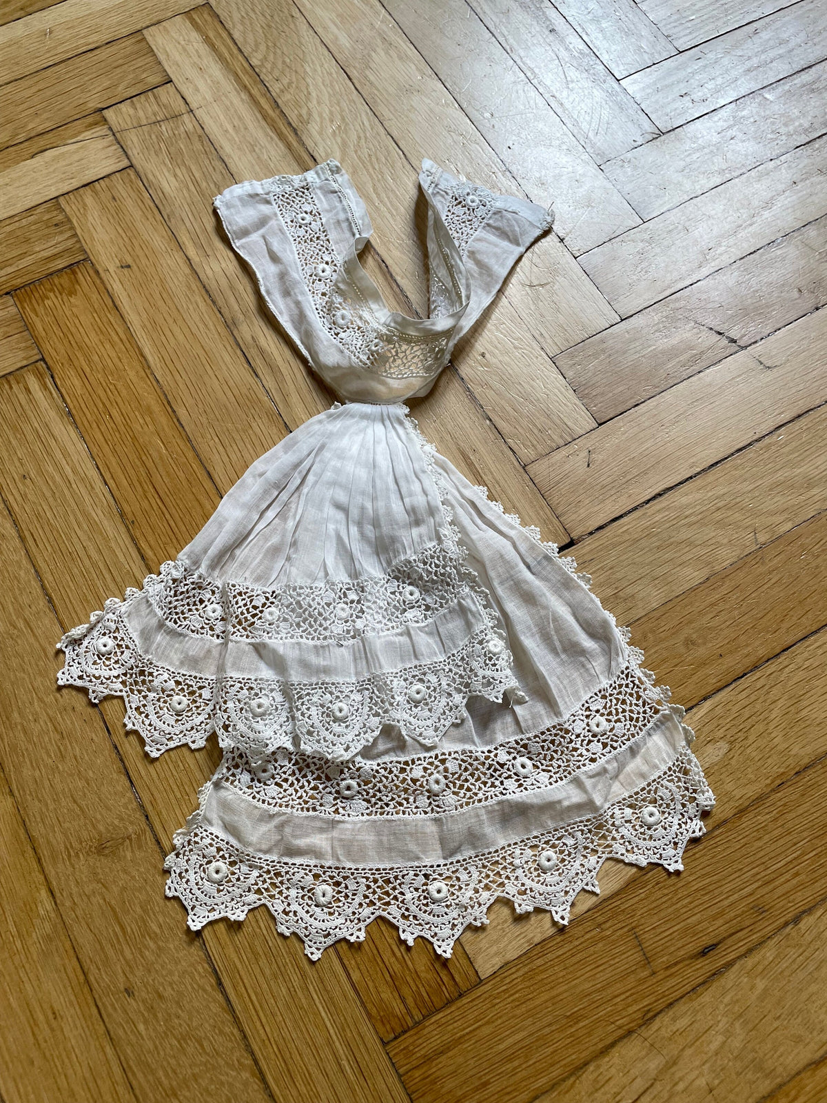 Collo jabot d’epoca in cotone bianco e pizzo