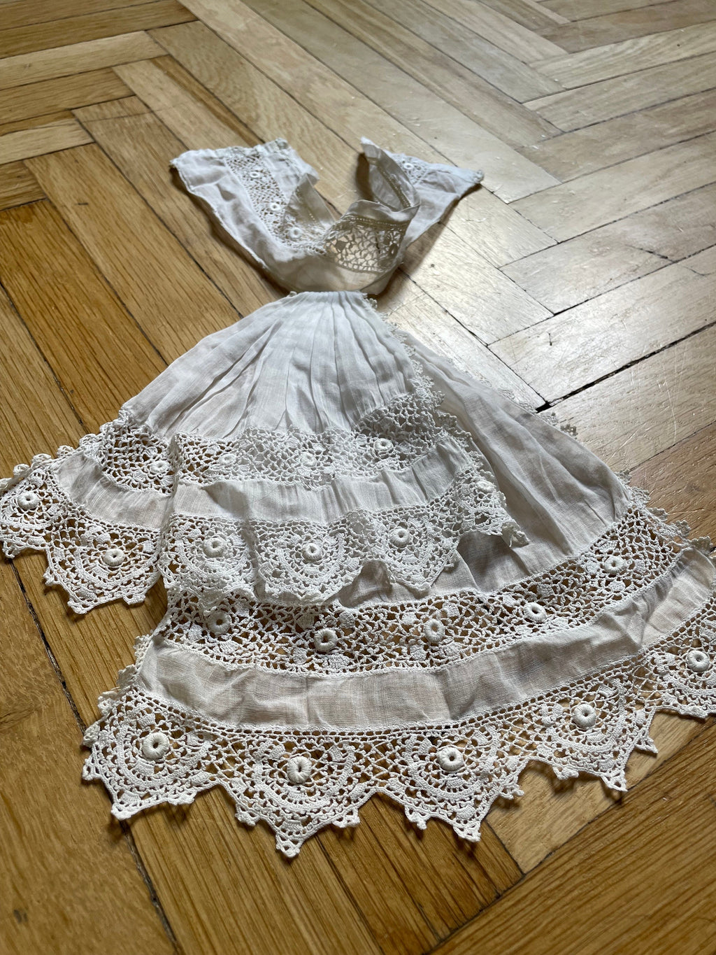 Collo jabot d’epoca in cotone bianco e pizzo