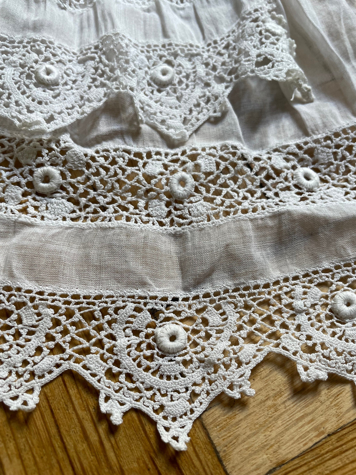 Collo jabot d’epoca in cotone bianco e pizzo