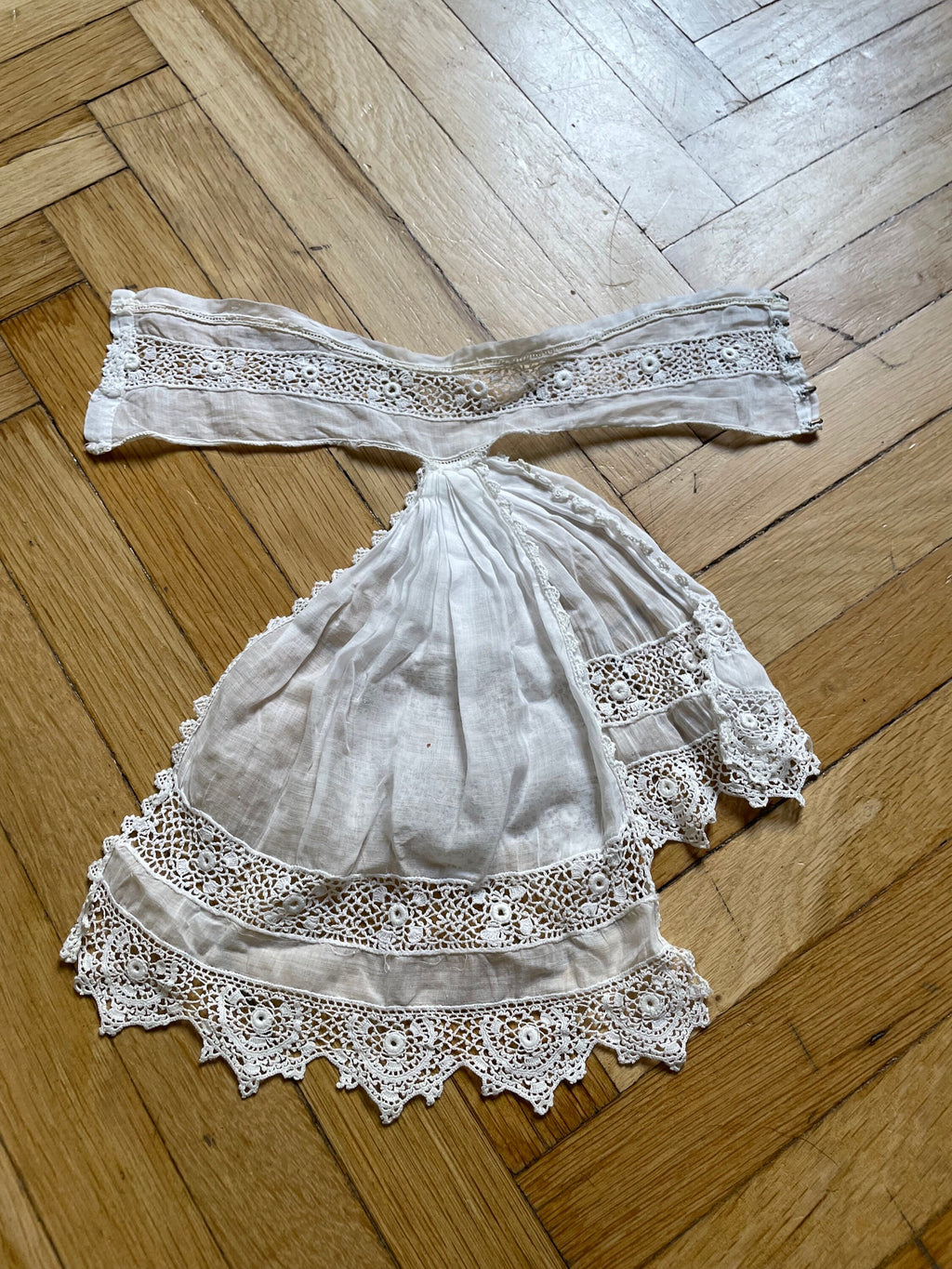 Collo jabot d’epoca in cotone bianco e pizzo