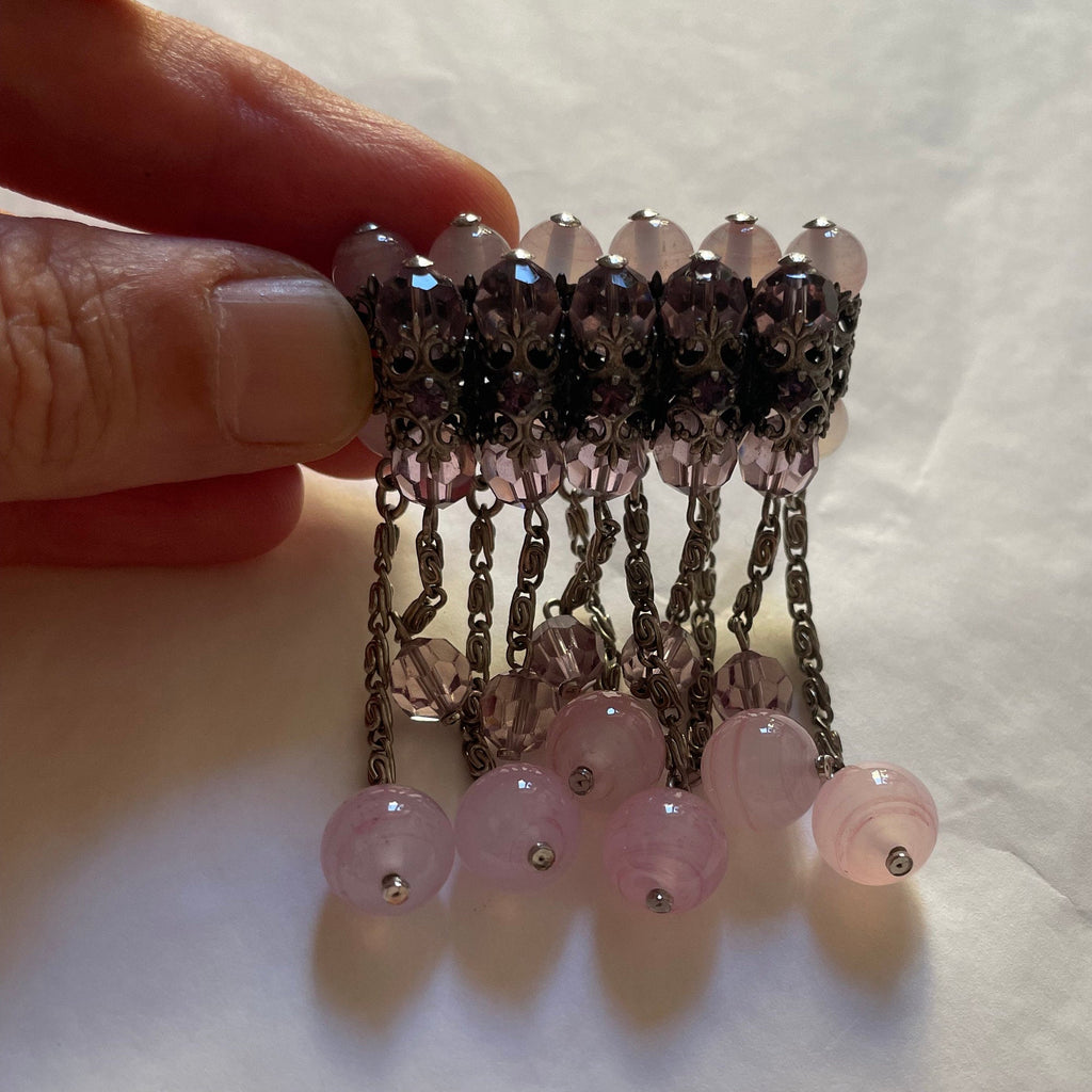 Spilla pendente con perle in vetro rosa anni ’40