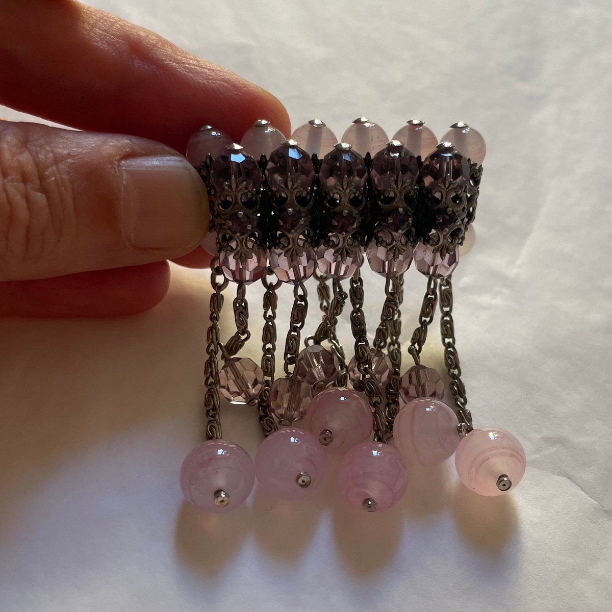 Spilla pendente con perle in vetro rosa anni ’40