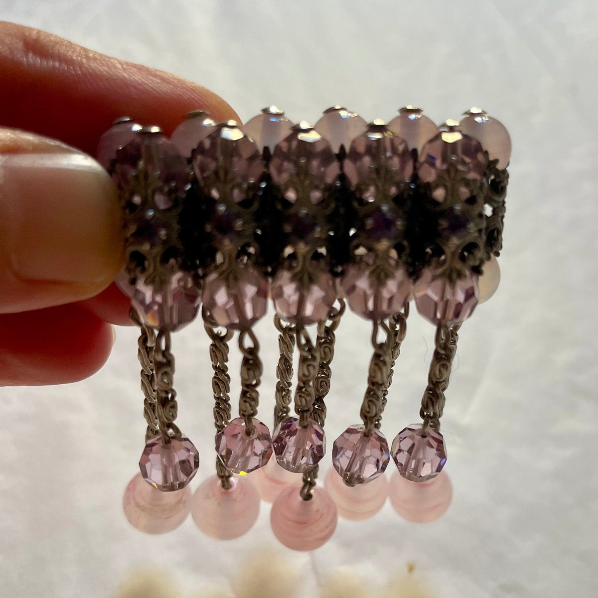 Spilla pendente con perle in vetro rosa anni ’40