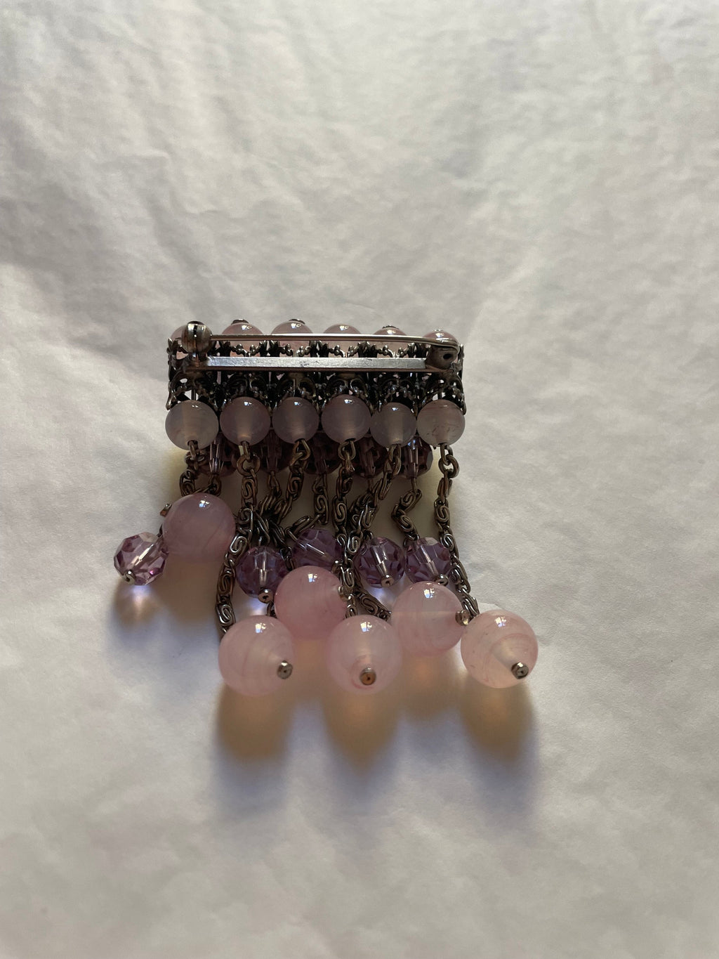 Spilla pendente con perle in vetro rosa anni ’40