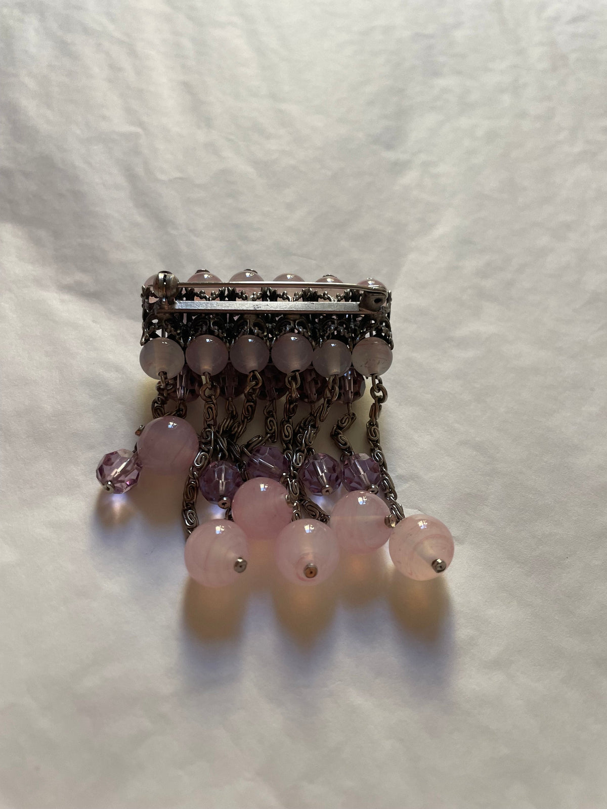 Spilla pendente con perle in vetro rosa anni ’40