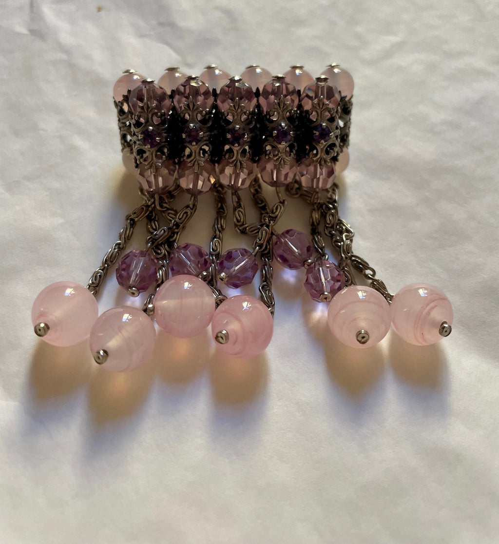 Spilla pendente con perle in vetro rosa anni ’40