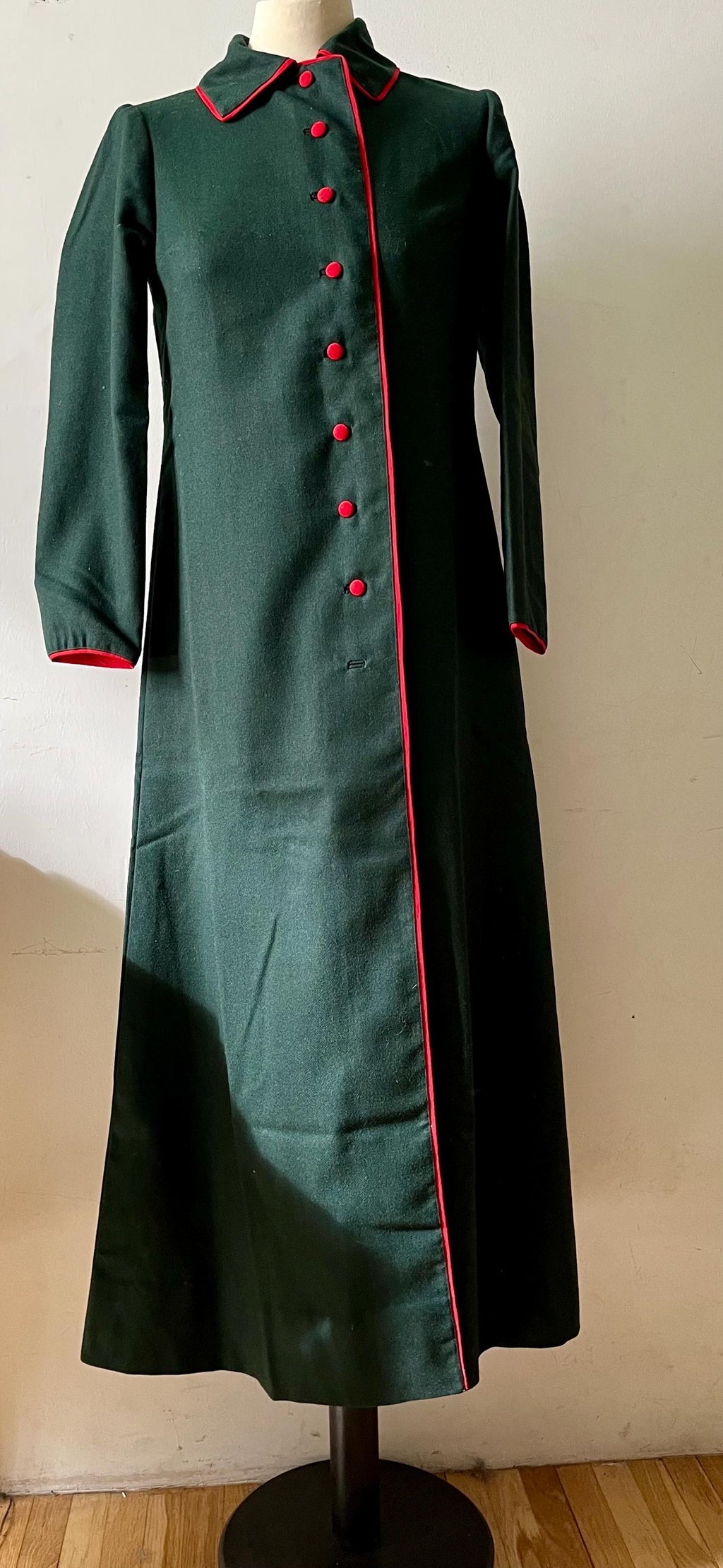 Soprabito in lana verde con profili rossi 1960