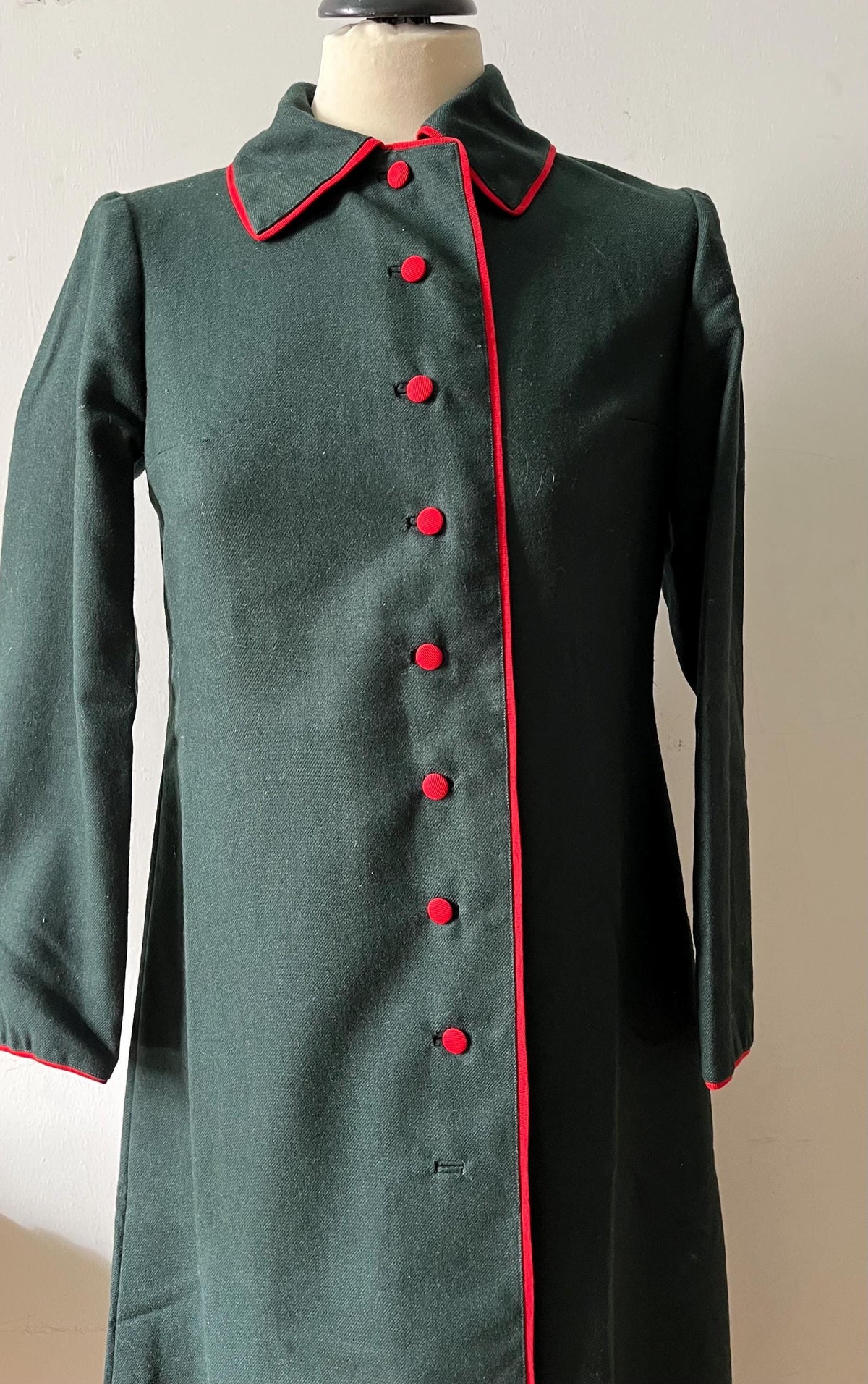 Soprabito in lana verde con profili rossi 1960