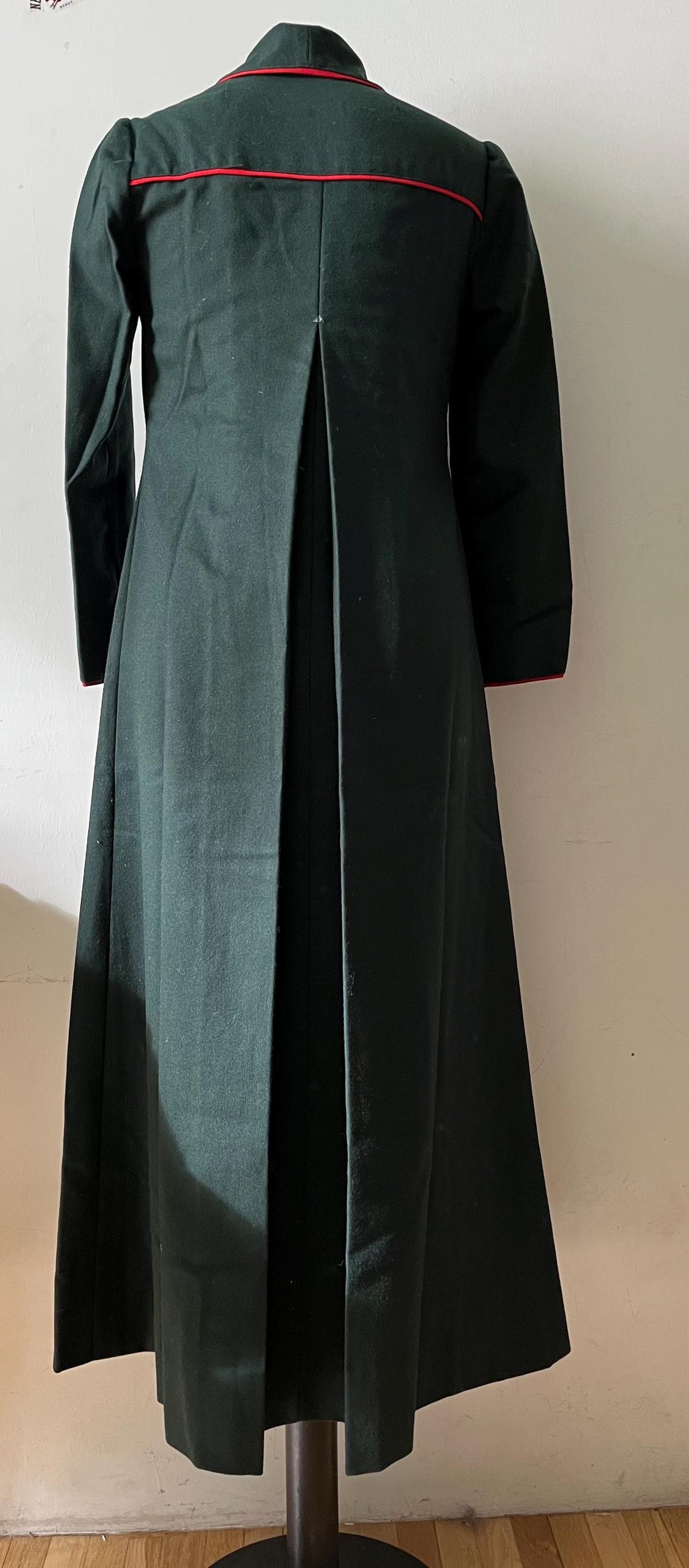 Soprabito in lana verde con profili rossi 1960