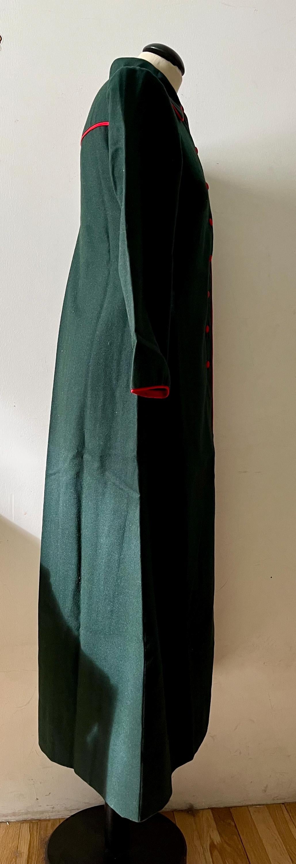 Soprabito in lana verde con profili rossi 1960