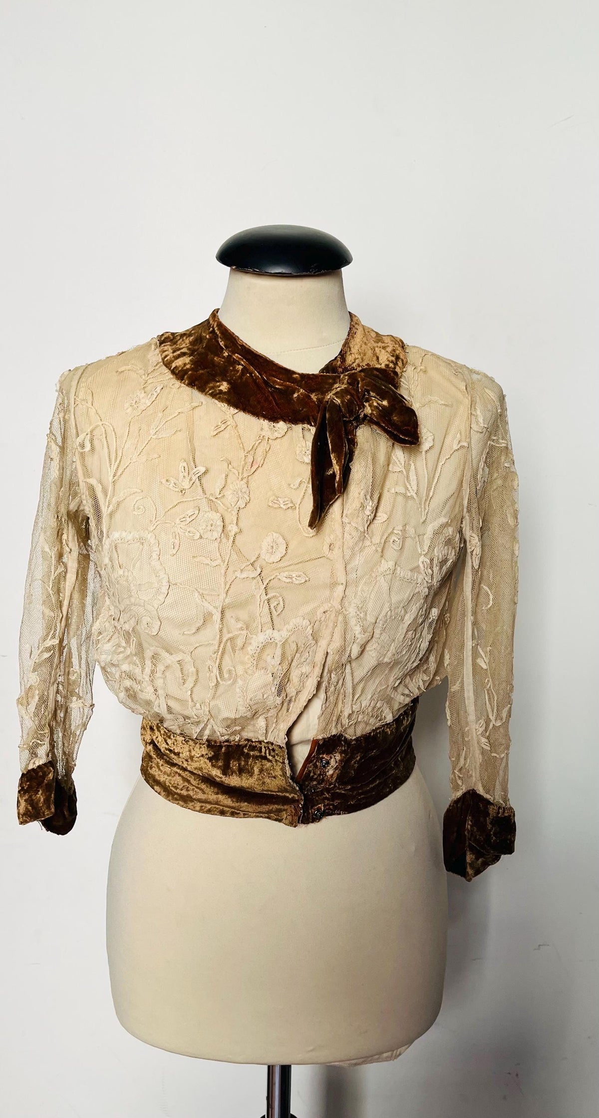 camicia edoardiana in pizzo e velluto