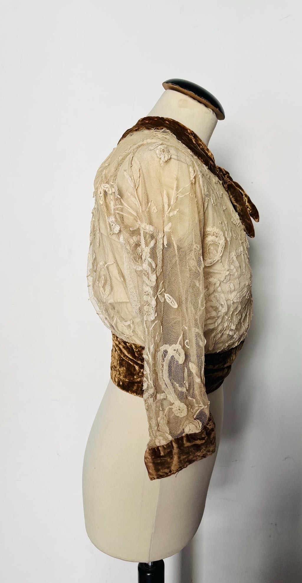 camicia edoardiana in pizzo e velluto