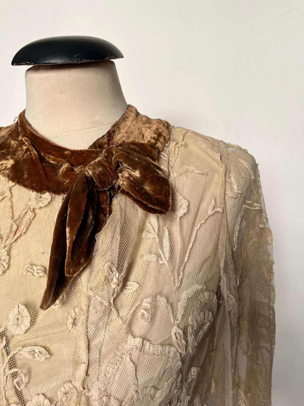 camicia edoardiana in pizzo e velluto