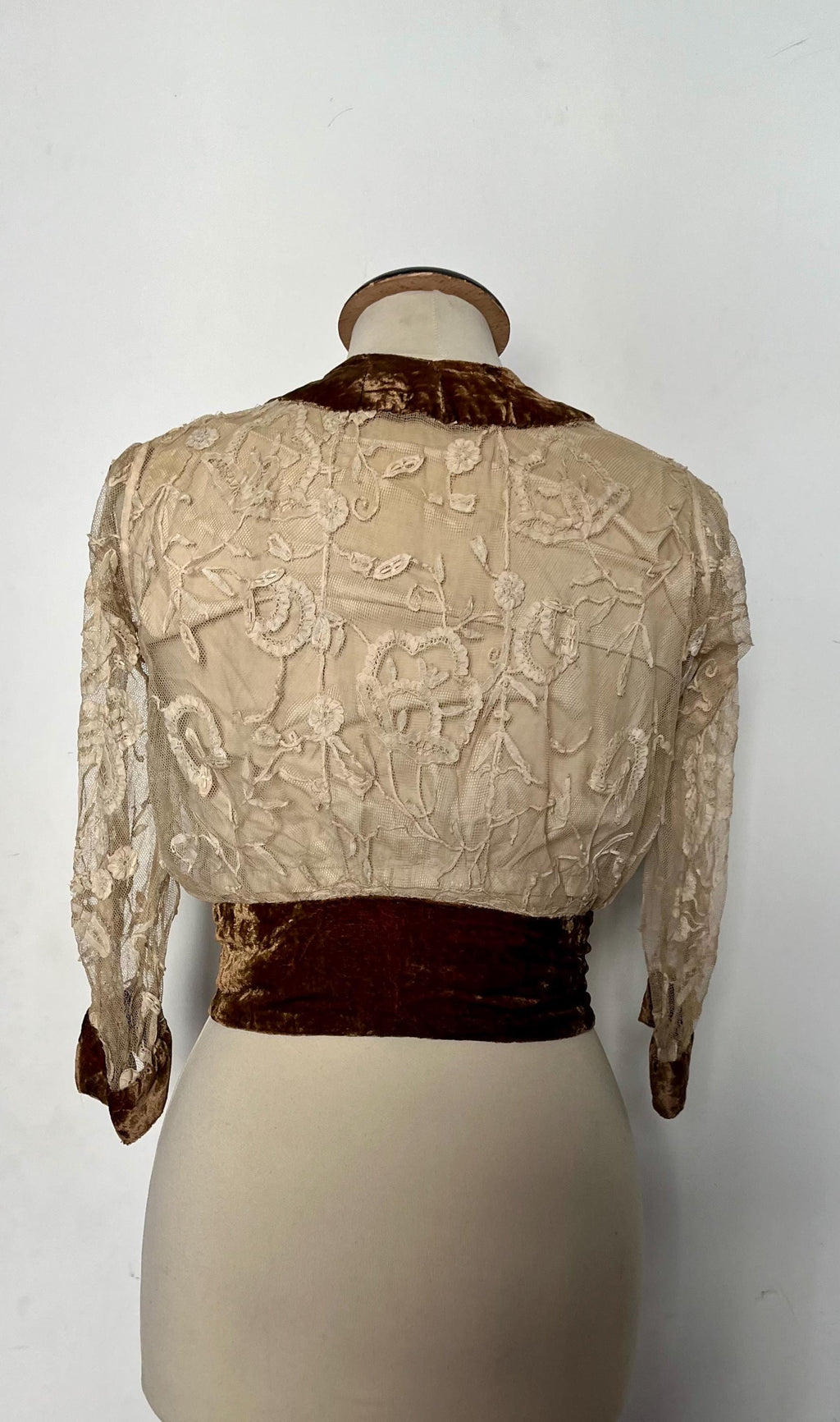 camicia edoardiana in pizzo e velluto