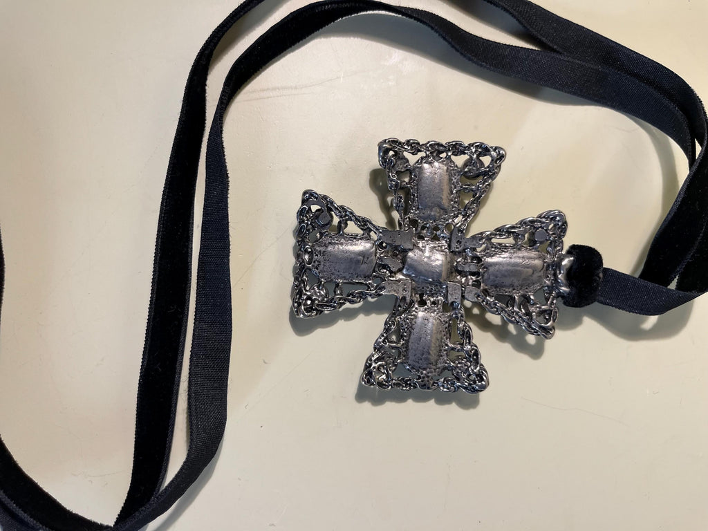 Retro 80s necklace with rhinestone cross charm – metal and vintage design