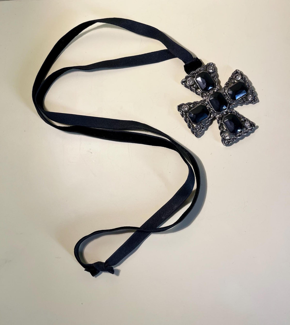 Retro 80s necklace with rhinestone cross charm – metal and vintage design