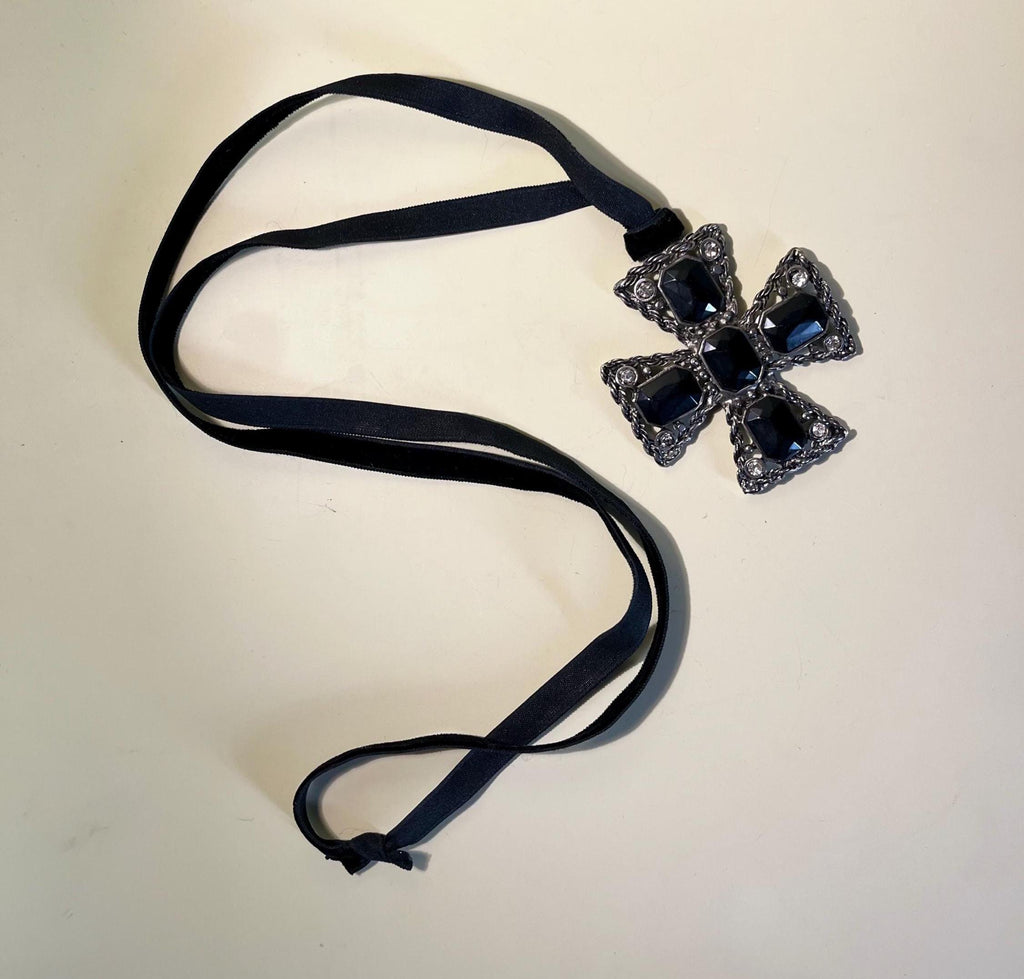 Retro 80s necklace with rhinestone cross charm – metal and vintage design