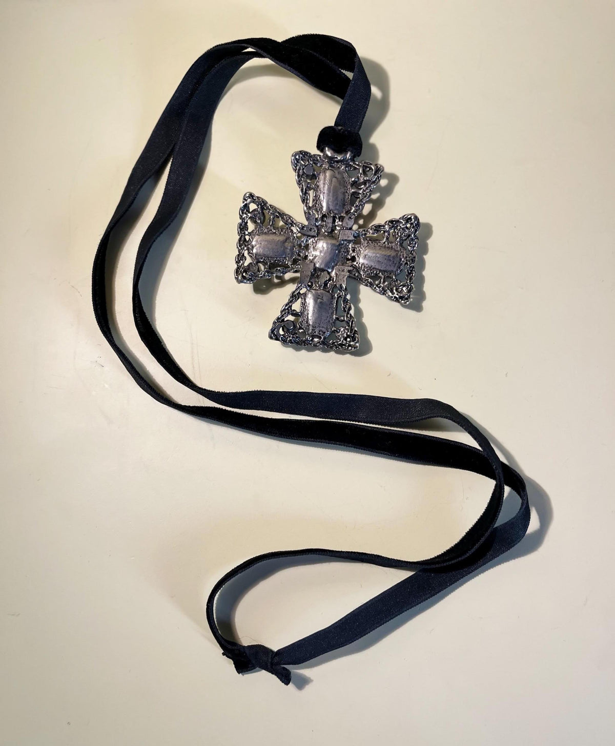 Retro 80s necklace with rhinestone cross charm – metal and vintage design