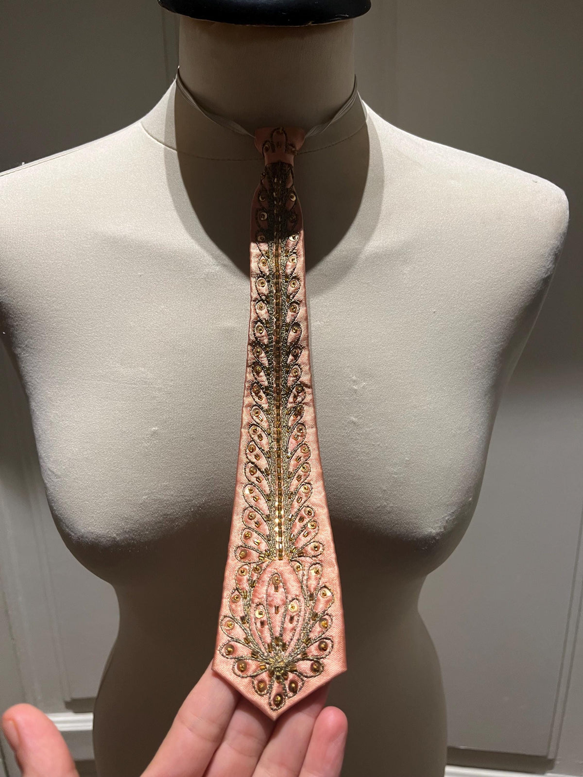 cravatta rosa vintage ricamata da donna