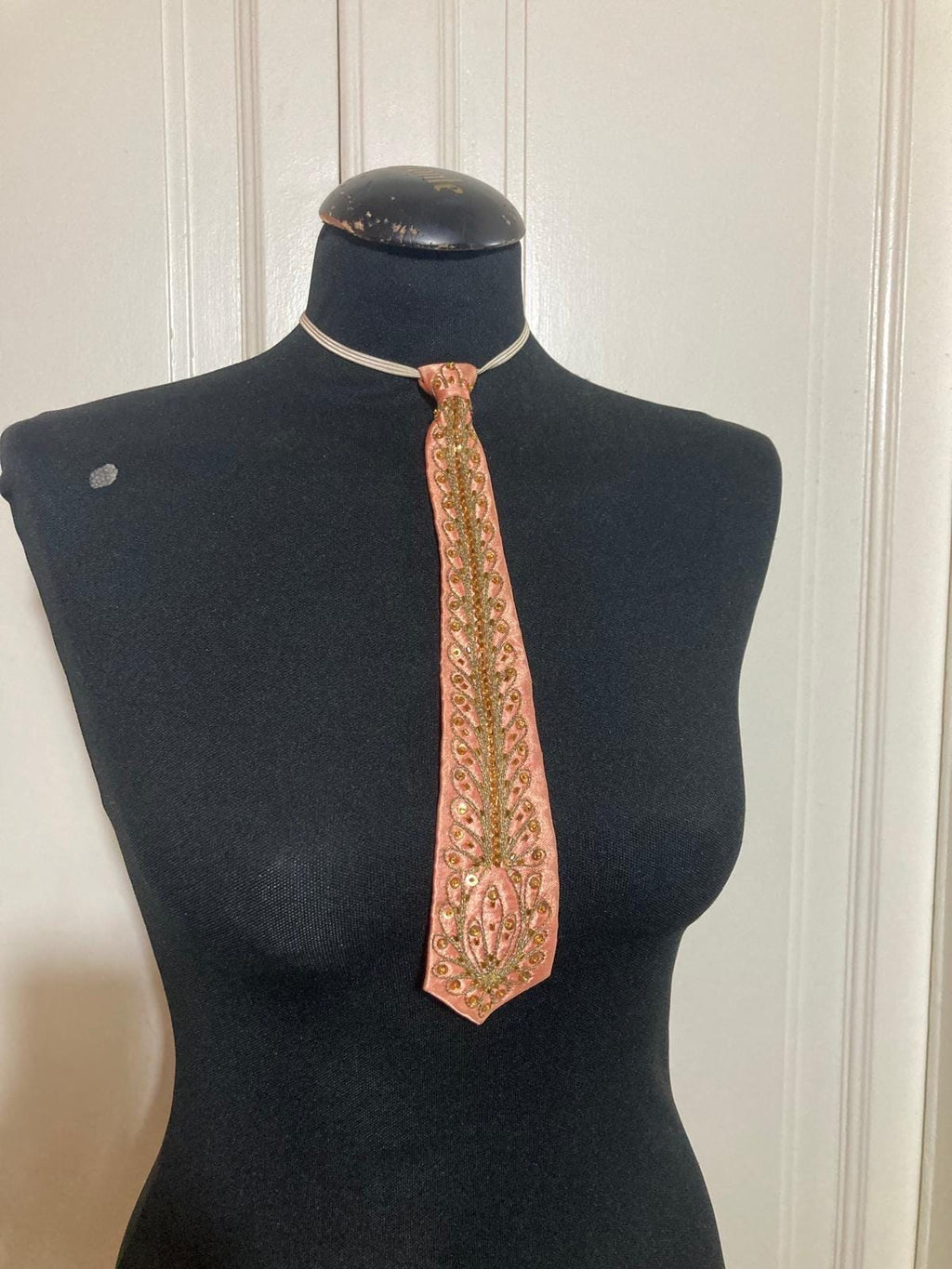 cravatta rosa vintage ricamata da donna
