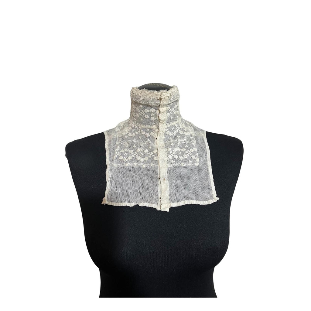 Pettorina in tulle ricamato a mano — inizi ’900
