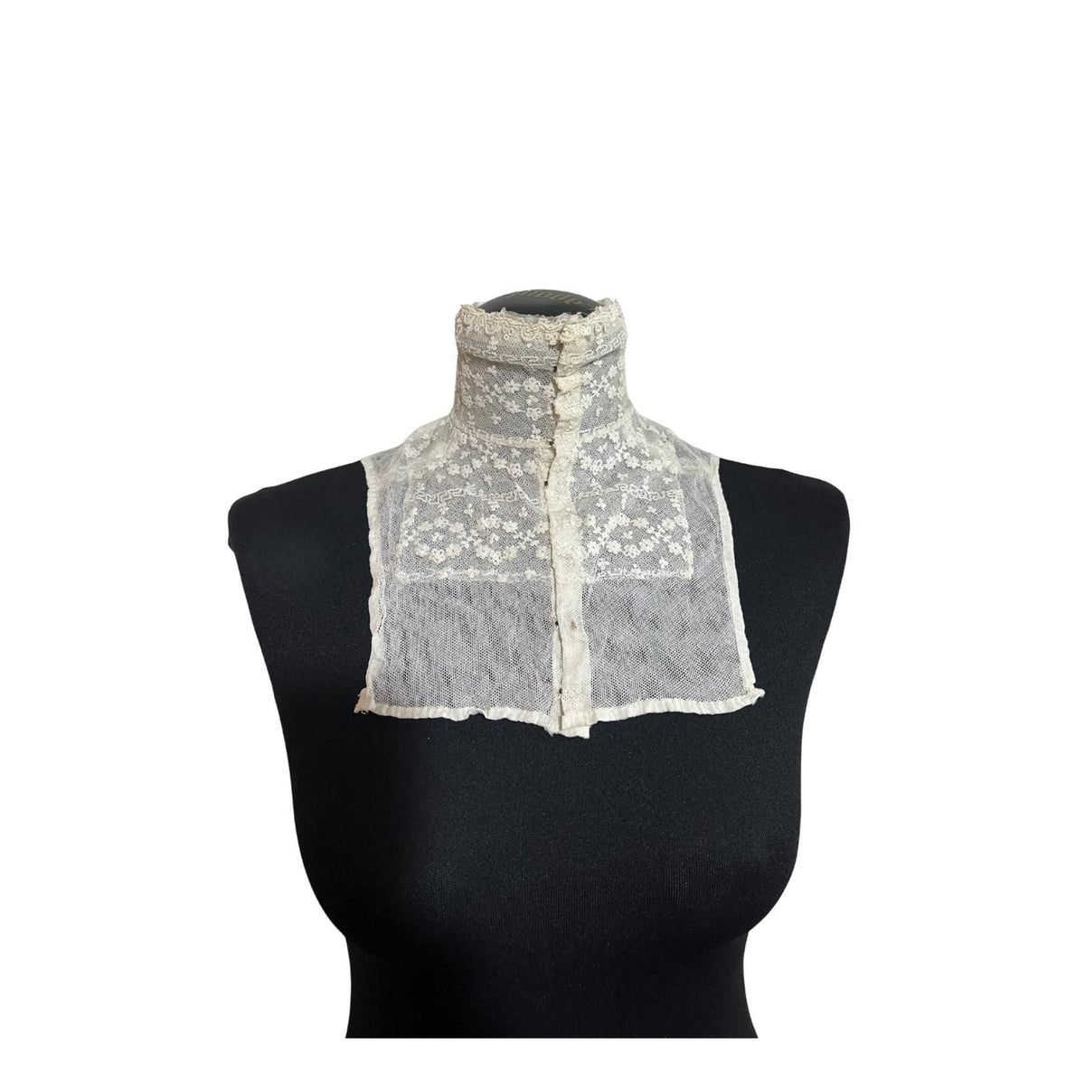 Pettorina in tulle ricamato a mano — inizi ’900